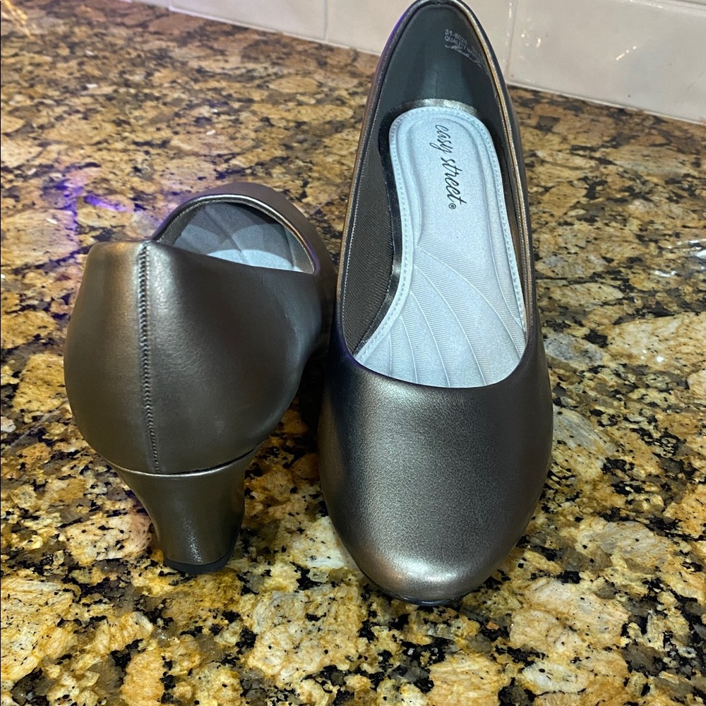 Easy Street Women's Shimmering pewter Heels